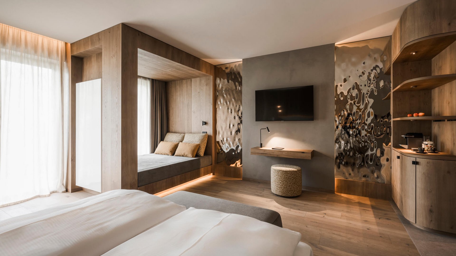 Prädikat: Außergewöhnlich © Hannes Niederkofler Modernes Hotelzimmer mit Holzdekor und integriertem Sitzbereich