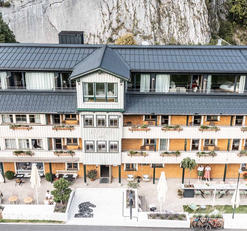 Gravelbikeurlaub im Hotel Rössle
 © Hotel Adler - Hotel Rössle GmbH Außenansicht des Rossli Hotels mit Terrasse und Bergkulisse