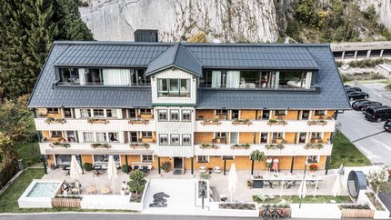 Gravelbikeurlaub im Hotel Rössle
 © Hotel Adler - Hotel Rössle GmbH Außenansicht des Rossli Hotels mit Terrasse und Bergkulisse