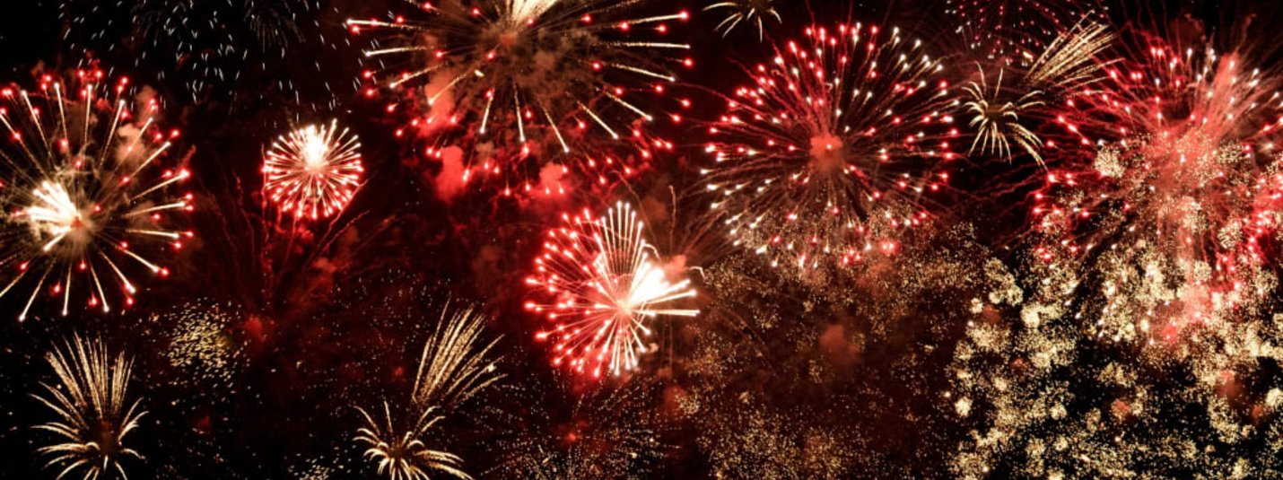 Silvester und Neujahr  7 Nächte Bunte Feuerwerkskörper am Nachthimmel bei einem Feuerwerk
