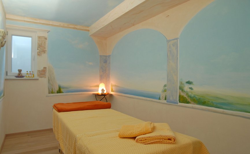 Hotel Bergblick © Hotel Bergblick Behandlungsraum mit Massagetisch und beruhigendem Wandbild