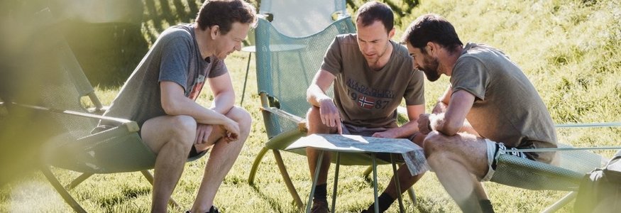 Gravelbikeurlaub im Hotel Rössle
 © Nussbaumer Photography Drei Männer sitzen im Garten und schauen auf eine Karte