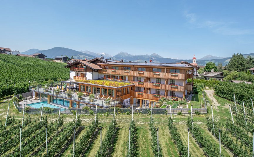 Hotel im Grünen mit Bergblick und Pool umgeben von Weinbergen
