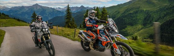 Motorradurlaub in Tirol © Moppetfoto.de Zwei Motorradfahrer fahren auf einer Bergstraße mit Alpenpanorama