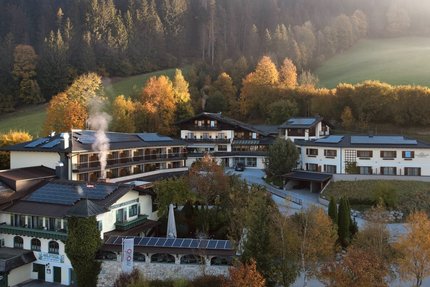 Landhotel & Gasthof Laudersbach © Landhotel Gasthof Laudersbach Berghotel mit Solarpaneelen umgeben von Herbstwald und Nebel