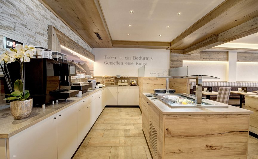 Moderner Frühstücksraum mit Buffet und Getränkemaschine