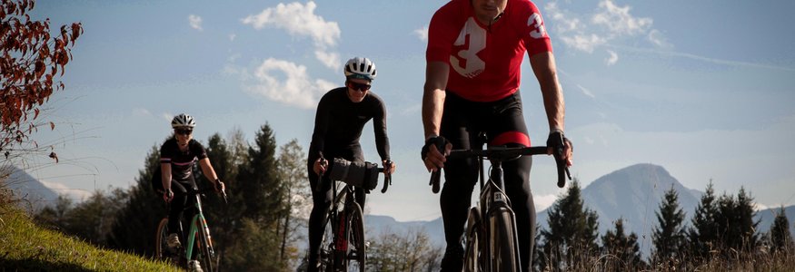 Gravel-Wundertüte Wörthersee © Wörthersee Tourismus GmbH - Christian Riedel Drei Radfahrer auf Gravelbikes fahren auf einem Schotterweg in der Natur