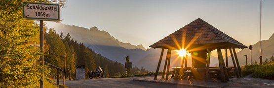 Motorradurlaub in Südkärnten – Karawanken – Slowenien © Alexander Seger Sonnenaufgang bei Schaidasattel, 1069 m, mit Holzhütte und Bergen