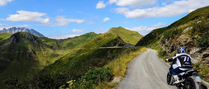 Motorradurlaub in Friaul – Julisch Venetien © Hotel Ristorante Bellavista Motorradfahrer auf Bergstraße mit grünen Hügeln und blauem Himmel