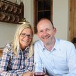 Motorradurlaub in Südtirol und den Dolomiten © Hotel Gassenwirt Paar trinkt Rotwein an Holztisch in gemütlichem Raum
