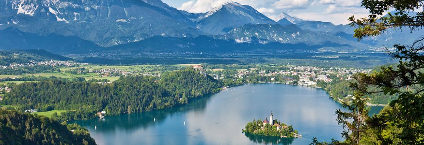See mit Insel und Berglandschaft bei klarem Himmel