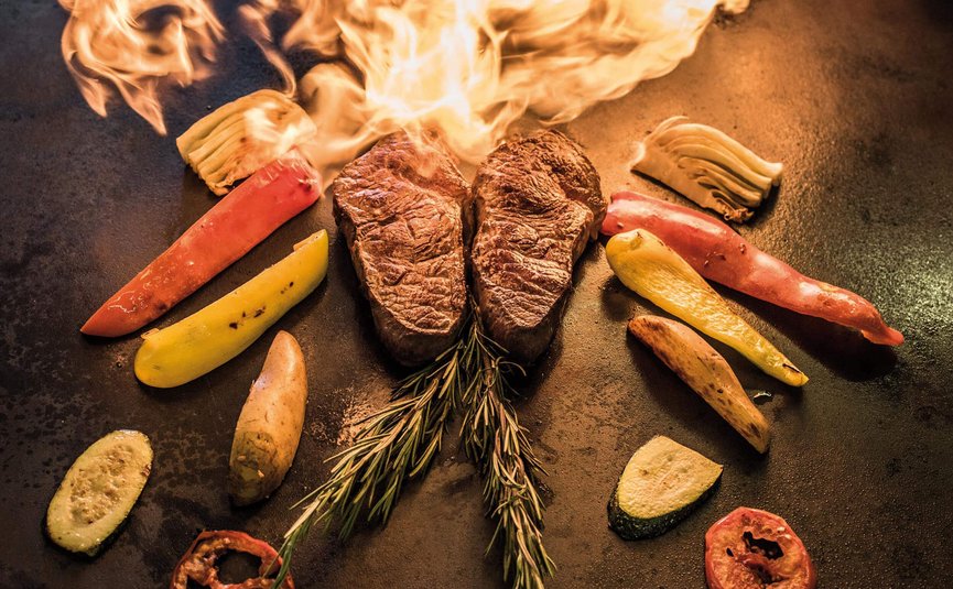 Hotel & Südtiroler Gasthaus Der Gassenwirt *** © Horst Oberrauch Zwei Steaks und Gemüse mit Flammen auf dem Grill