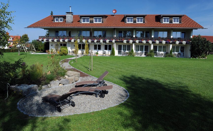 Hotel Bergblick © Hotel Bergblick Haus mit Balkon, Blumen und Liegestühlen auf gepflegtem Grün