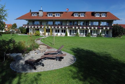 Hotel Bergblick © Hotel Bergblick Haus mit Balkon, Blumen und Liegestühlen auf gepflegtem Grün