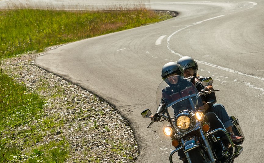 Hotel & Südtiroler Gasthaus Der Gassenwirt *** © Moppetfoto.de Zwei Personen fahren Motorrad auf kurviger Bergstraße