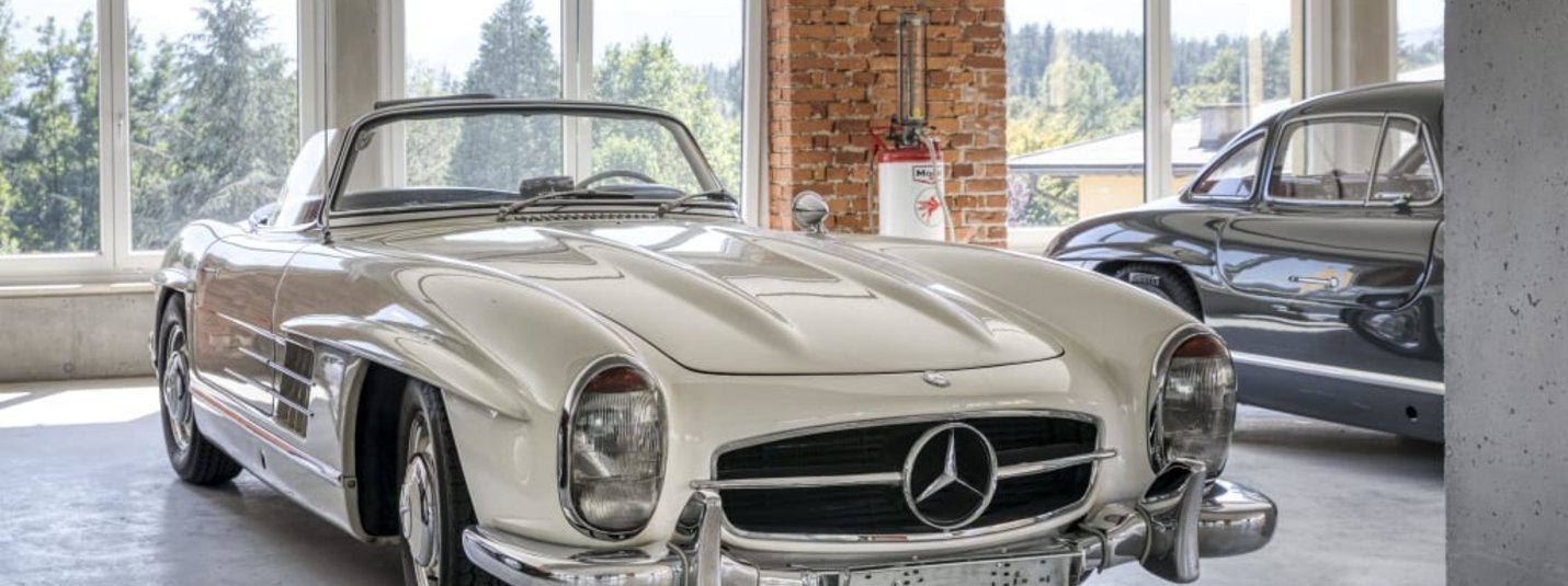 Oldtimer-Weekend Weißer klassischer Mercedes-Benz Oldtimer im hellen Garagenraum