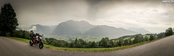 Motorradurlaub in der Obersteiermark – Ausseerland – Salzkammergut © Moppetfoto.de Motorrad auf Landstraße vor Berglandschaft und Tal unter bewölktem Himmel