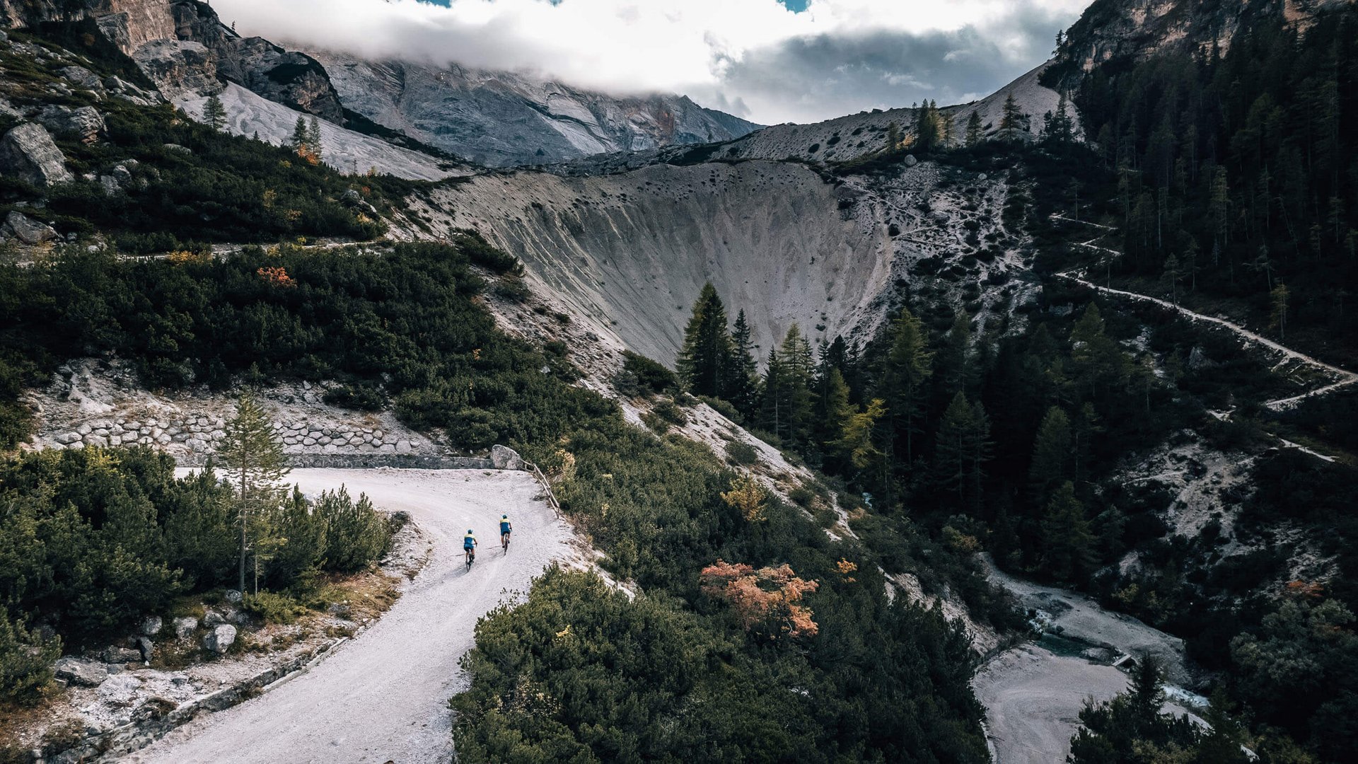Gravel-Wochenende in San Vigilio © Jens Scheibe Zwei Radfahrer auf einem Bergweg in einer bewaldeten Gebirgslandschaft