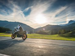 Hochkönig © Moppetfoto.de Motorradfahrer fährt auf Bergstraße bei Sonnenuntergang