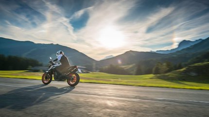 Hochkönig © Moppetfoto.de Motorradfahrer fährt auf Bergstraße bei Sonnenuntergang
