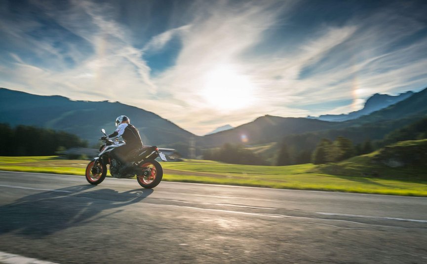Motorradurlaub in der Region Hochkönig © Moppetfoto.de Motorradfahrer fährt auf Bergstraße bei Sonnenuntergang