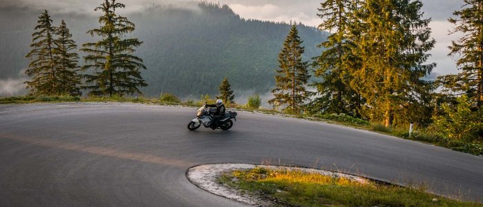 Obersteiermark – Ausseerland – Salzkammergut © Moppetfoto.de Motorradfahrer auf kurviger Bergstraße bei Sonnenaufgang