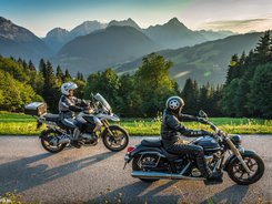 Gailtal – Karnische Alpen © Moppetfoto.de Zwei Motorradfahrer auf Bergstraße mit Alpenkulisse bei Sonnenuntergang