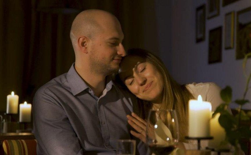 Hot Deal 5= 4 Paar genießt romantisches Abendessen bei Kerzenlicht
