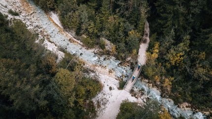Prädikat: Außergewöhnlich © Jens Scheibe Luftaufnahme von Wanderern auf einer Brücke über einen Fluss im Wald
