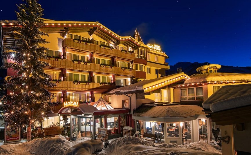 Sternfahrt Motorrad-Special ab € 598,- pro Person Beleuchtetes Hotel im verschneiten Winter bei Nacht