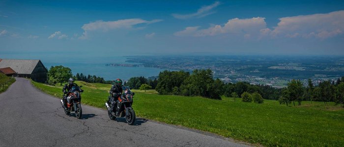Allgäu © Moppetfoto.de Zwei Motorradfahrer auf Landstraße mit Blick auf See und Landschaft