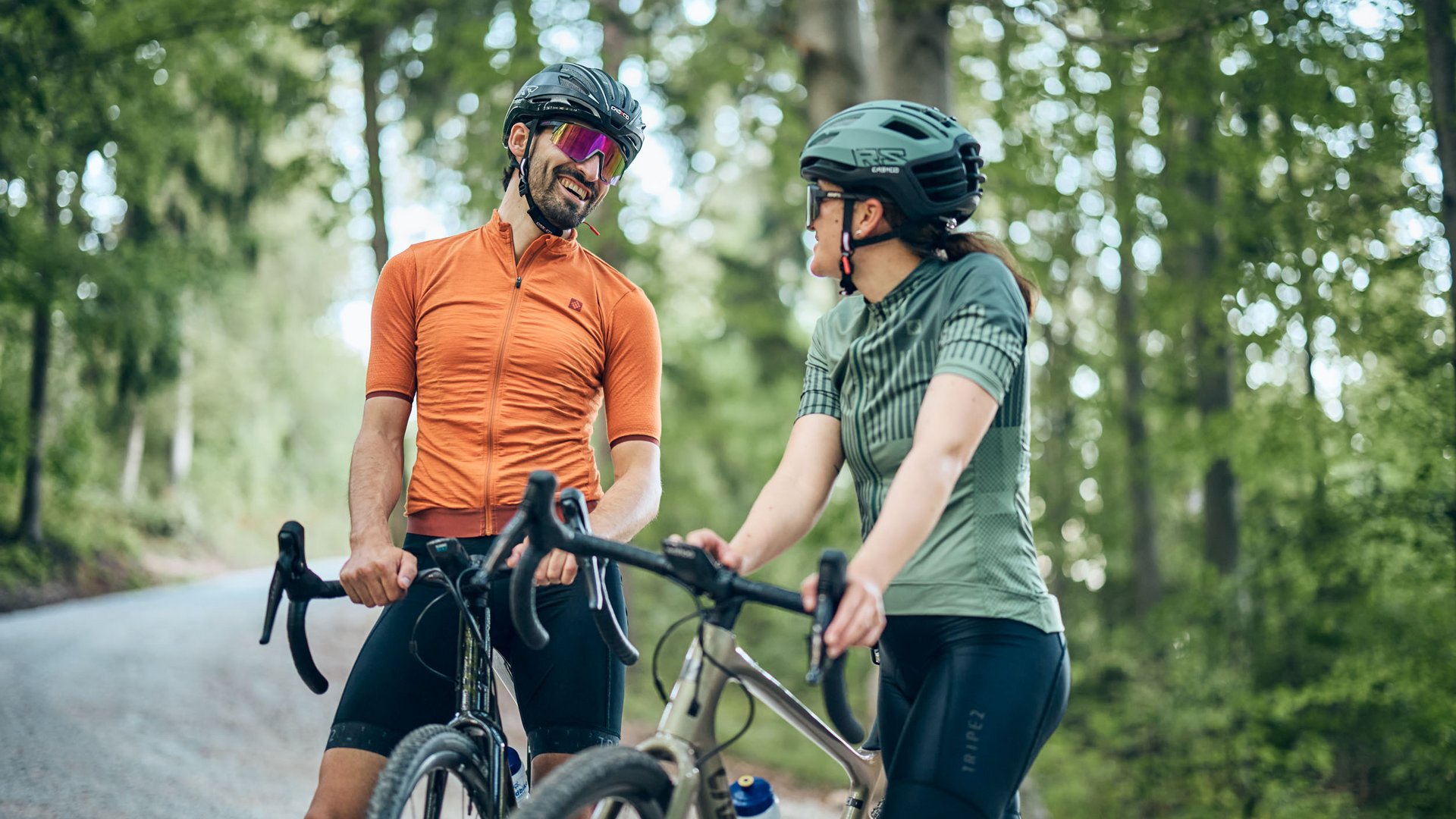 Radfahrer im Gespräch auf Waldweg mit Ihren Fahrrädern