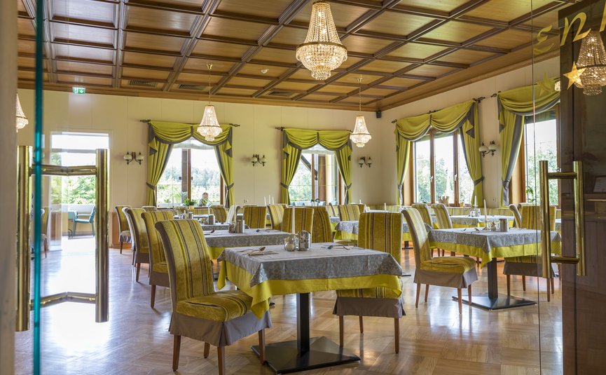 Hotel Marienhof – mein Refugium **** © Bianca Wagner Elegantes Restaurant mit Holztäfelung, Kronleuchtern und gelb-grünen Vorhängen