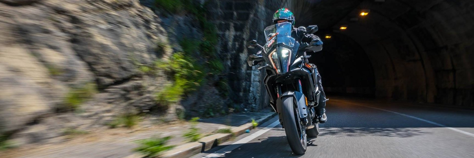 Hotel Bergblick © Moppetfoto.de Motorradfahrer fährt in einem Tunnel an Felswand vorbei