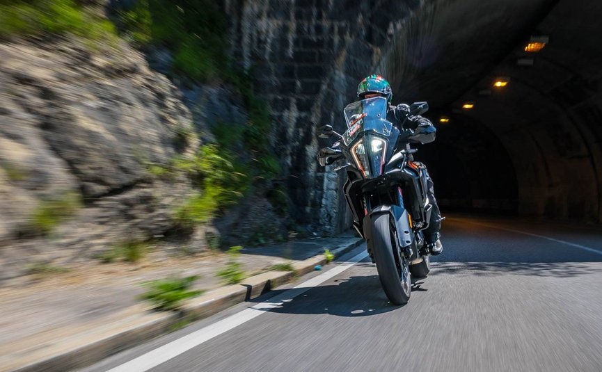 Motorradurlaub im Allgäu © Moppetfoto.de Motorradfahrer fährt in einem Tunnel an Felswand vorbei