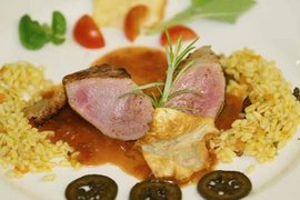 30 Jahre Jubiläums Bike Wochen Zartes rosa Fleisch mit Reis, Sauce und Gemüse auf einem weißen Teller