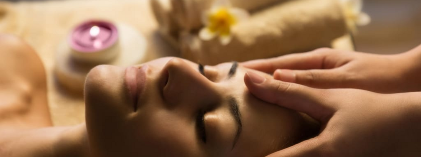 Kurzabstecher für Erholungsjäger - 3 Nächte Frau erhält eine entspannende Gesichtsmassage im Spa