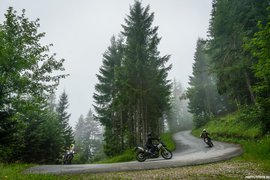 Motorradurlaub im Zillertal – Gerlos Alpenstraße © Moppetfoto.de Motorradfahrer fahren eine kurvige Bergstraße durch nebligen Wald