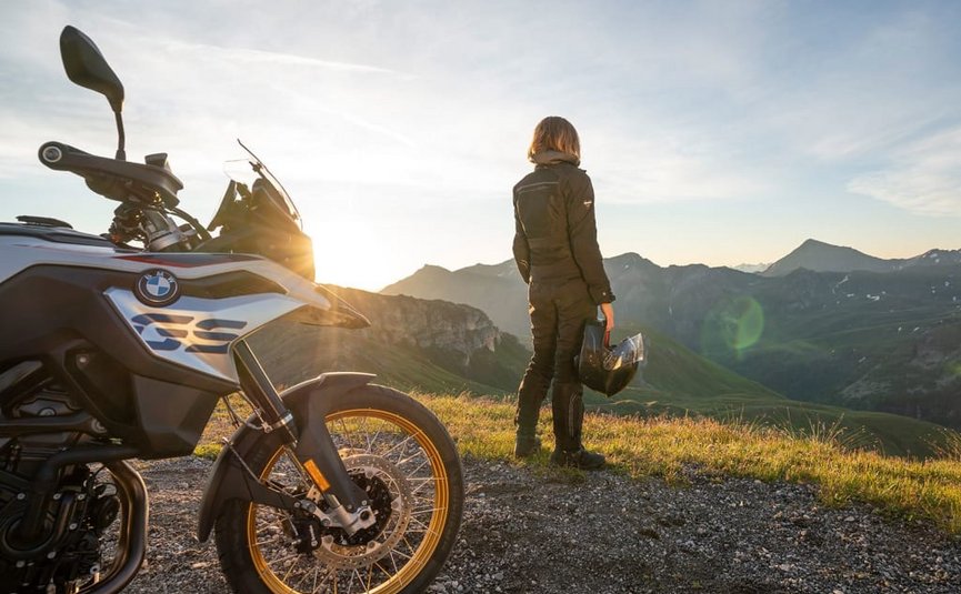Sternfahrt Motorrad-Special ab € 598,- pro Person Motorradfahrer blickt auf Berglandschaft im Sonnenuntergang