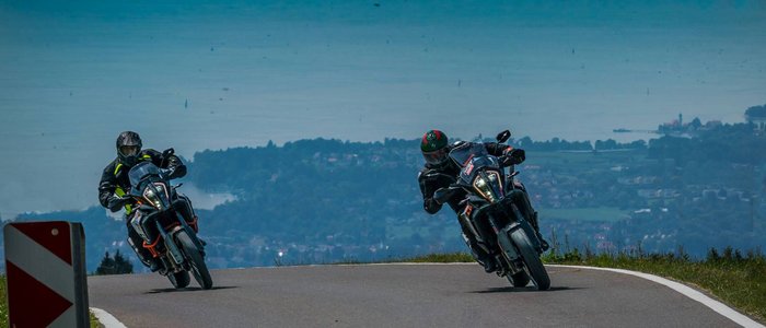 Hotel Bergblick © Moppetfoto.de Zwei Motorradfahrer fahren eine kurvige Bergstraße mit Seeblick