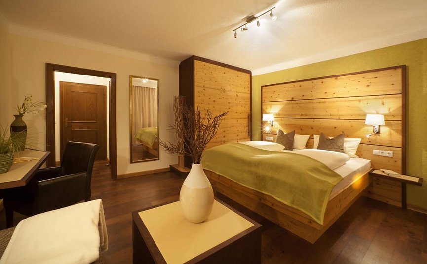 Hotel Bergblick © Hotel Bergblick Gemütliches Hotelzimmer mit Doppelbett und Holzverkleidung