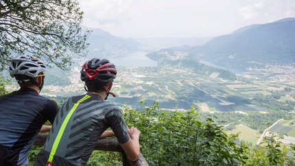So geht Gravelbike-Urlaub im Hotel Cristallo
 © Heiko Mandl Zwei Radfahrer blicken von einem Berg auf ein Tal mit Fluss und Feldern