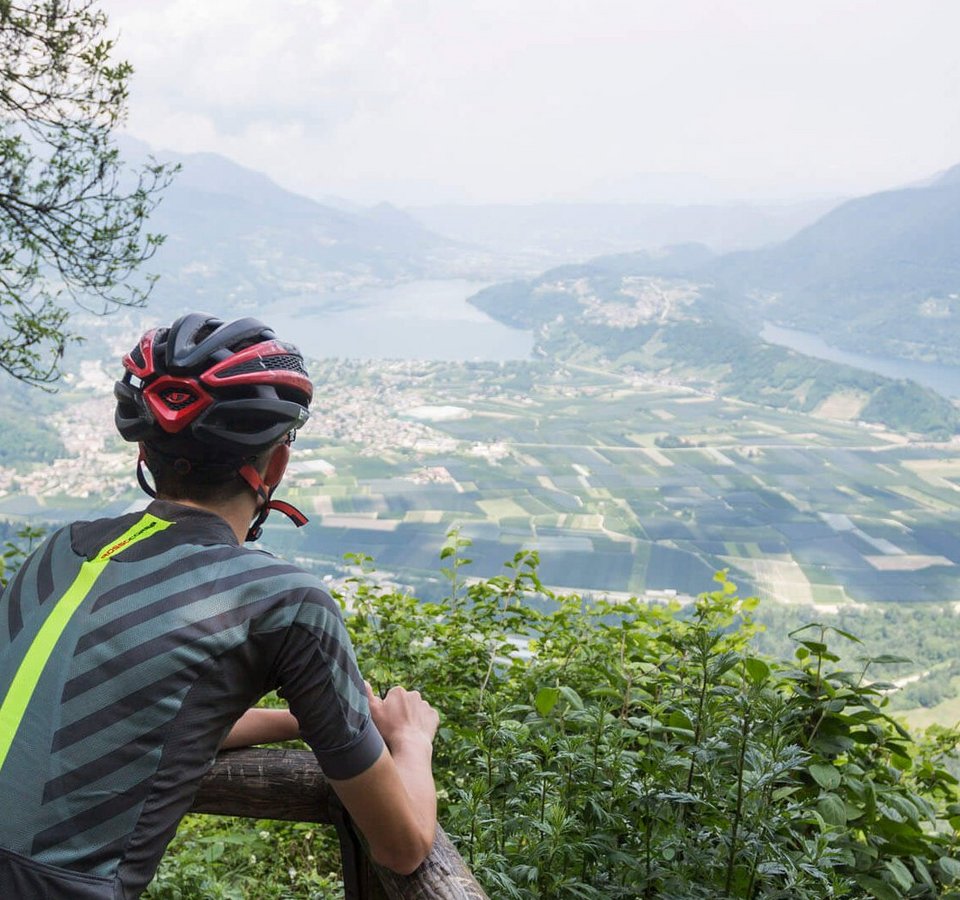 So geht Gravelbike-Urlaub im Hotel Cristallo
 © Heiko Mandl Zwei Radfahrer blicken von einem Berg auf ein Tal mit Fluss und Feldern