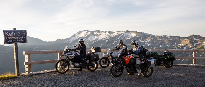 Motorradurlaub im SalzburgerLand © Jörg Künstle Drei Motorräder mit Fahrern an Bergstraße bei Kehre 6 Edelweissleite