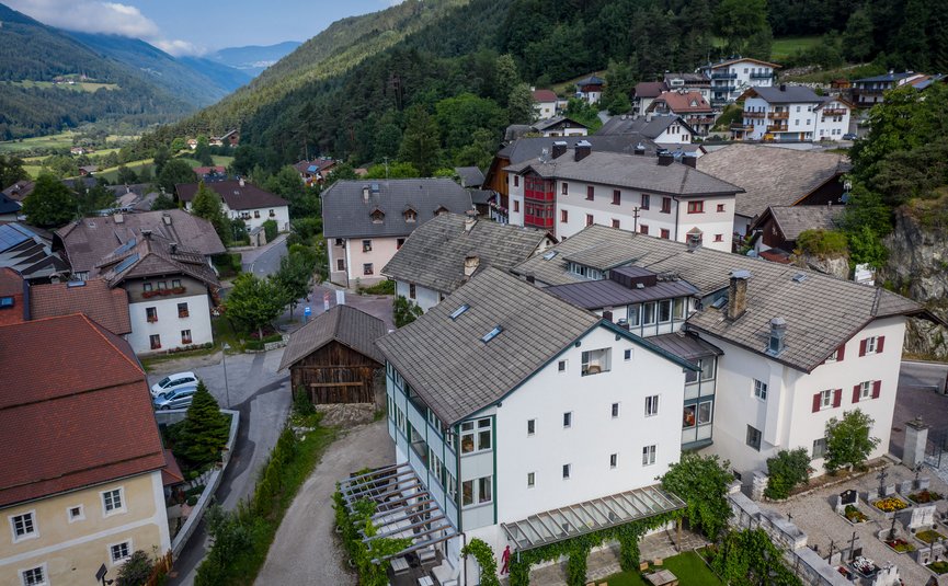Hotel & Südtiroler Gasthaus Der Gassenwirt *** © Moppetfoto.de Dorf mit traditionellen Häusern in einem grünen Bergtal