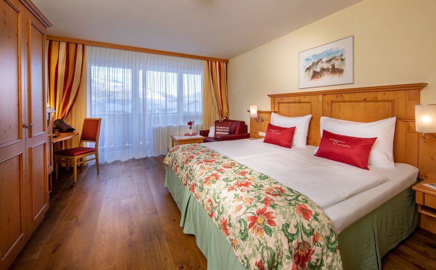 Vötter's Hotel **** © Nikolaus Faistauer Gemütliches Hotelzimmer mit Doppelbett und Balkonfenster
