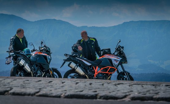 Motorradurlaub im Allgäu © Moppetfoto.de Zwei Männer mit Motorrädern auf einem Berg mit Bergkulisse