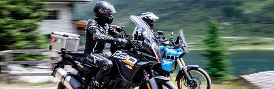 Motorradurlaub in Osttirol – Großglockner – Lienzer Dolomiten © Armin Kleinlercher Zwei Motorradfahrer fahren auf einer Bergstraße nahe einem See