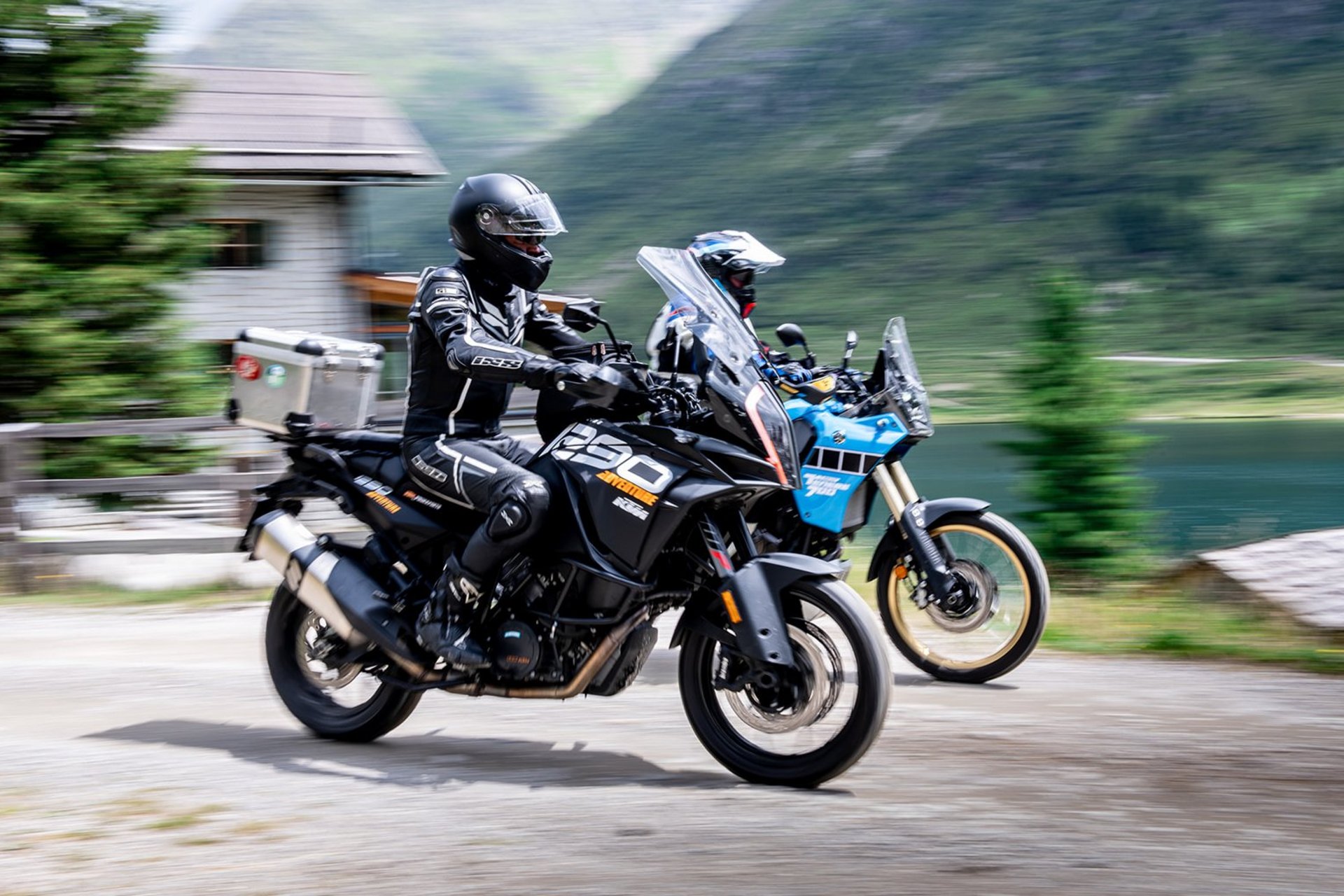 Motorradurlaub © Armin Kleinlercher Zwei Motorradfahrer fahren auf einer Bergstraße nahe einem See