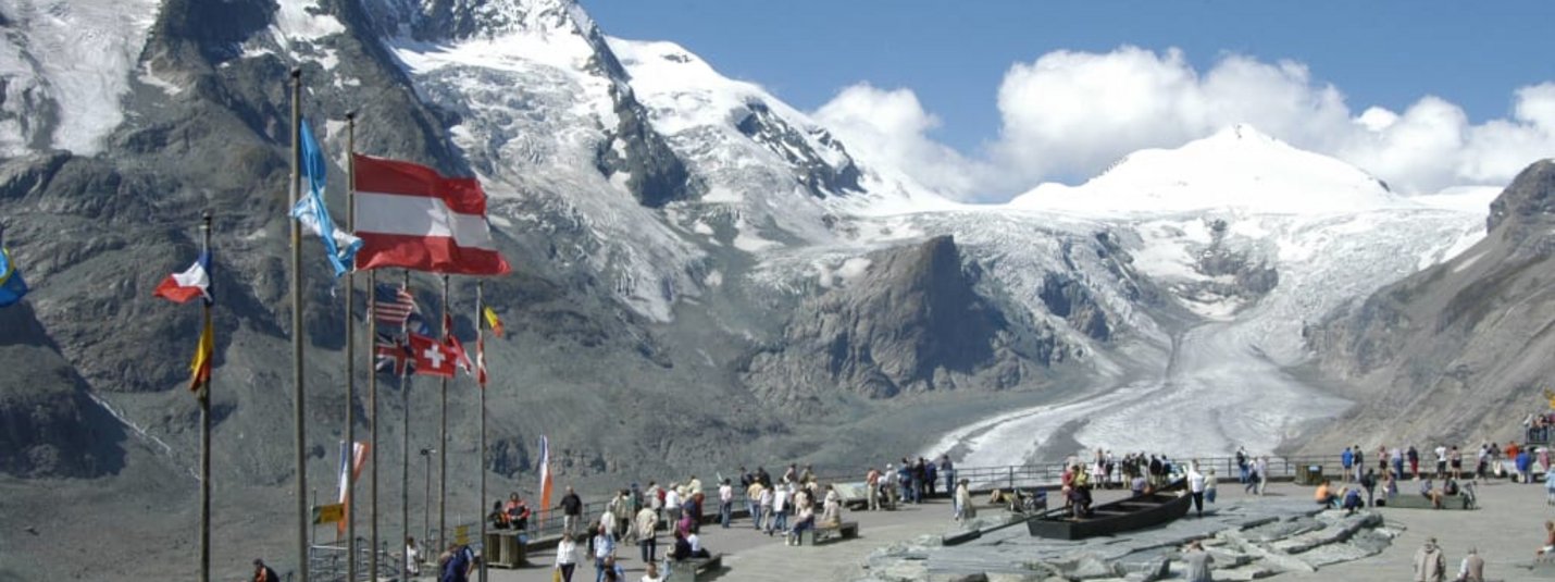 2 Center Tour Großglockner Besucher bei der Gletscherausstellung mit Alpenbergen und Gletscher im Hintergrund